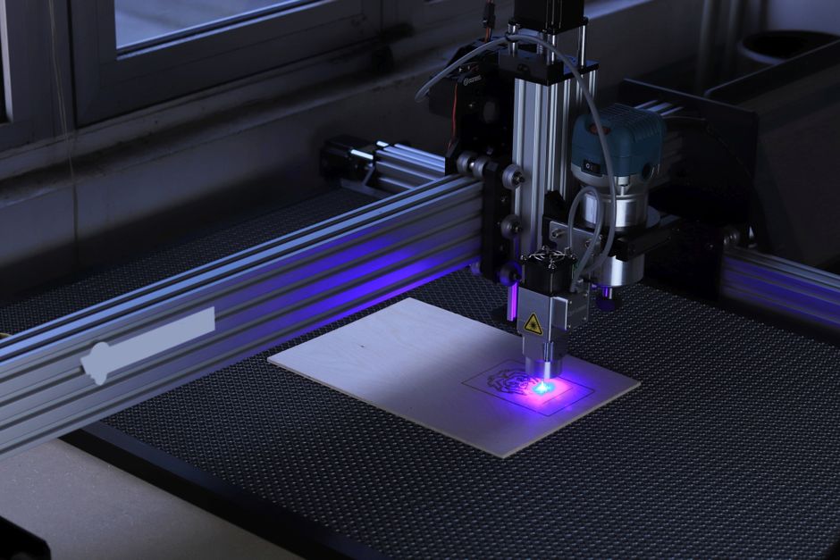 Laser gravira hrastovu dasku